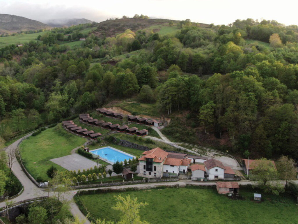 Nuestra finca de 1000 m2 cuenta con piscina y cabañas individuales muy cerca de Cangas de Onís